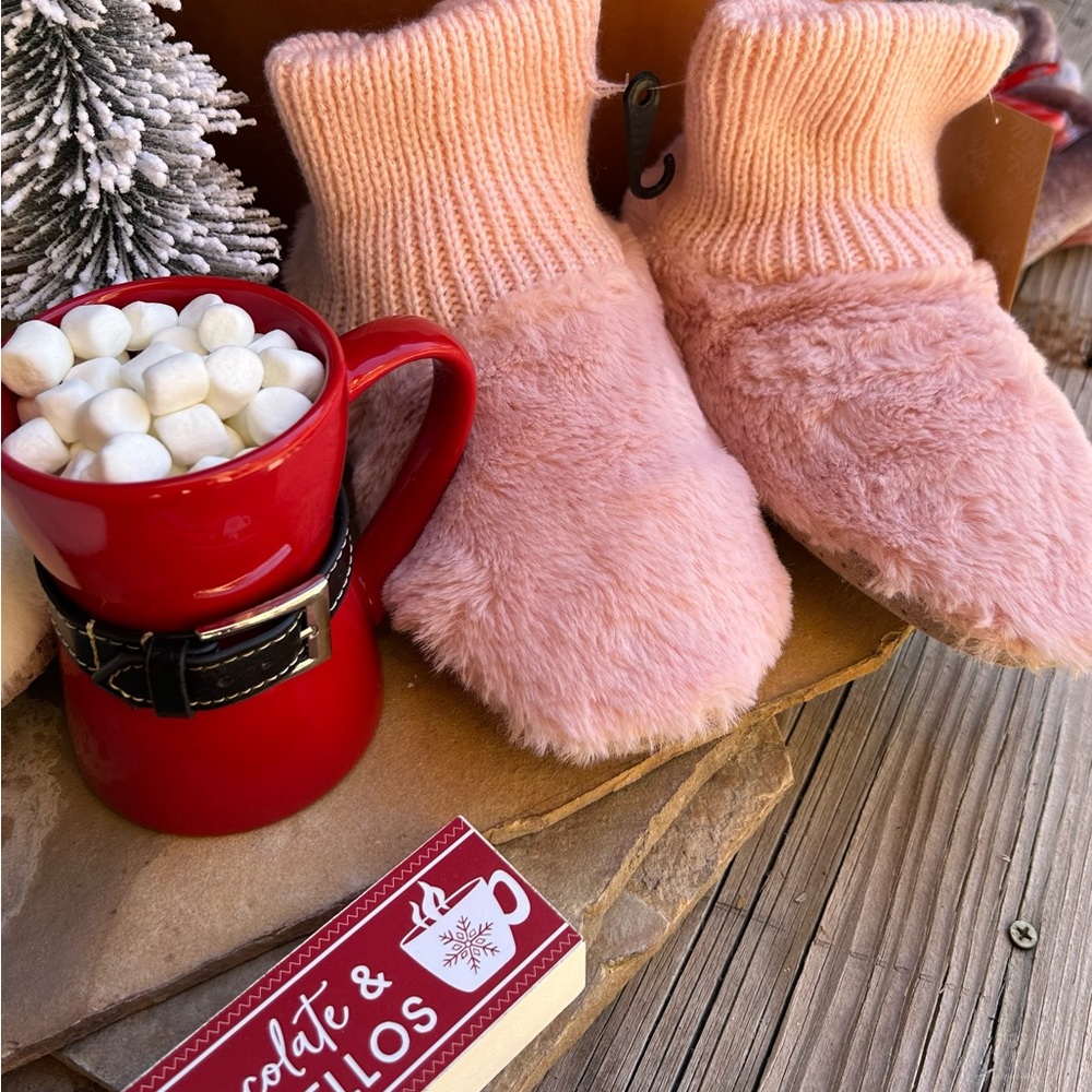 Plush Faux Fur Cozy Pink Fuzzy Slippers NWT Size M/L 8/10